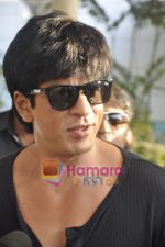 Shahrukh Khan arrive from Kolkata after KKR win in Domestic Airport, Mumbai on 12th April 2011 (11).JPG